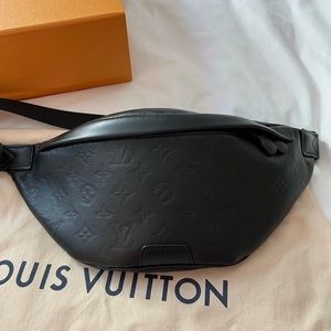 Louis Vuitton Discovery Bumbag - black